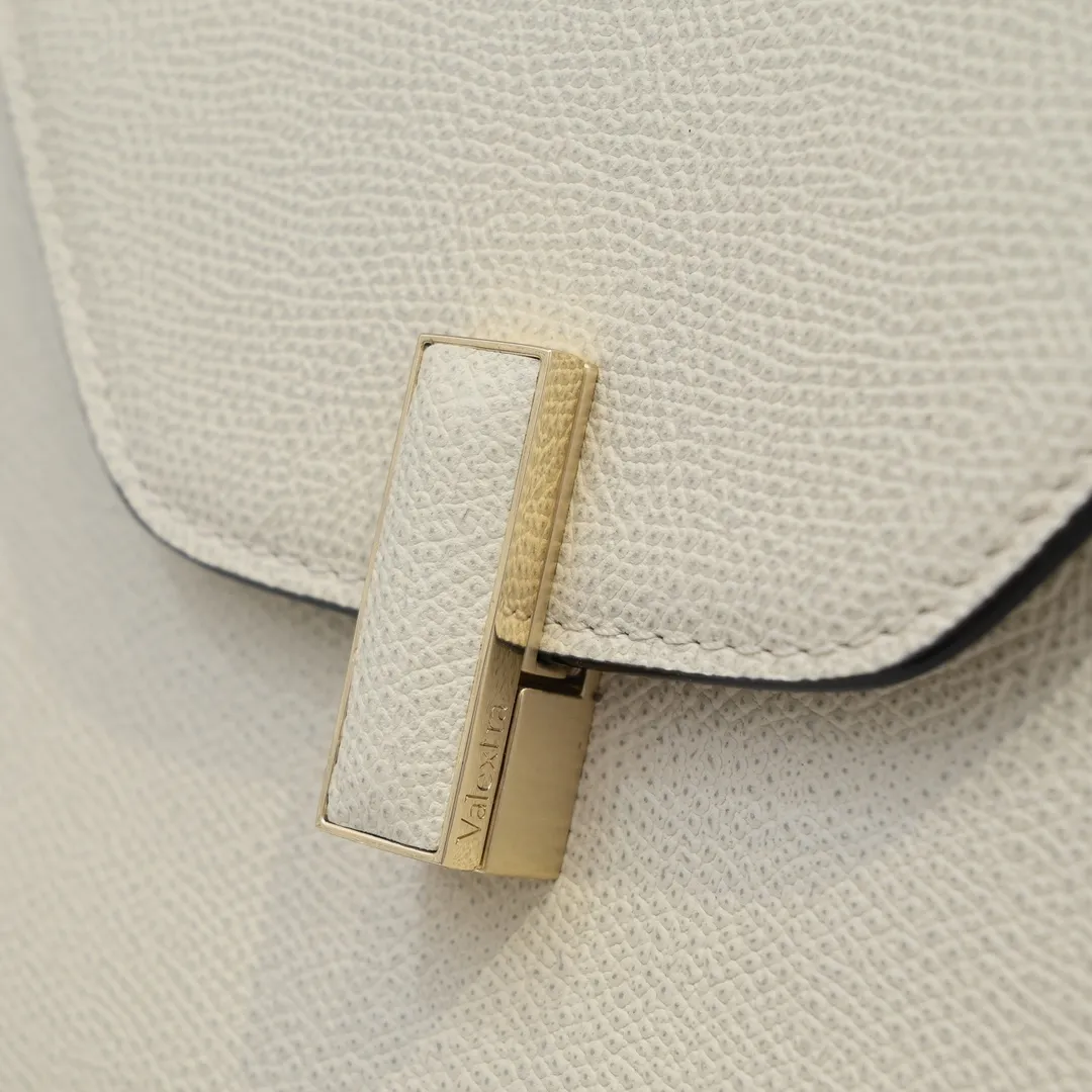 Valextra, the name of Italy's beloved horse, Iside is Val. One of extra's most iconic designs. There is no obvious logo, but the simple collective line design is very recognizable, full of architectural art, and shows a capable and intellectual style. It is made of imported palm-print lining cowhide, with up to five stitches of handwork, and the shiny oil edges test the skill of the craftsman. Large size: 26cm model 6627#
